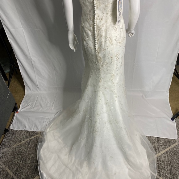 New WEDDING DRESS - Picture 12 of 16